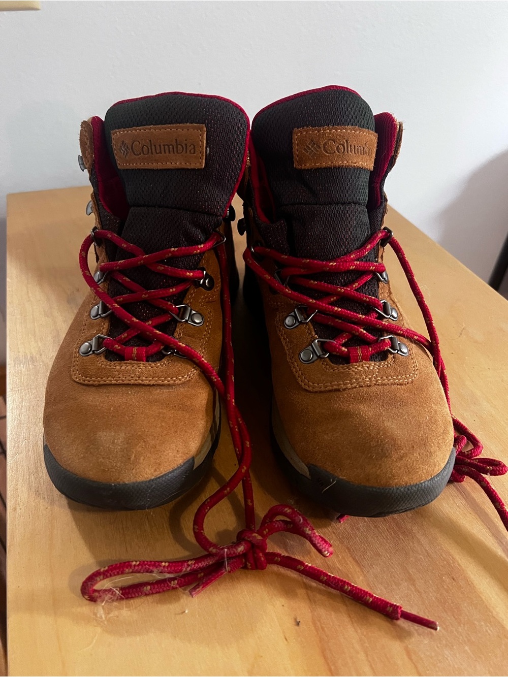 Columbia Tan Suede Lace-Up NWOT Boots with Red Laces